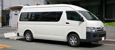 Автостекла Toyota HiAce H200 c установкой в Москве